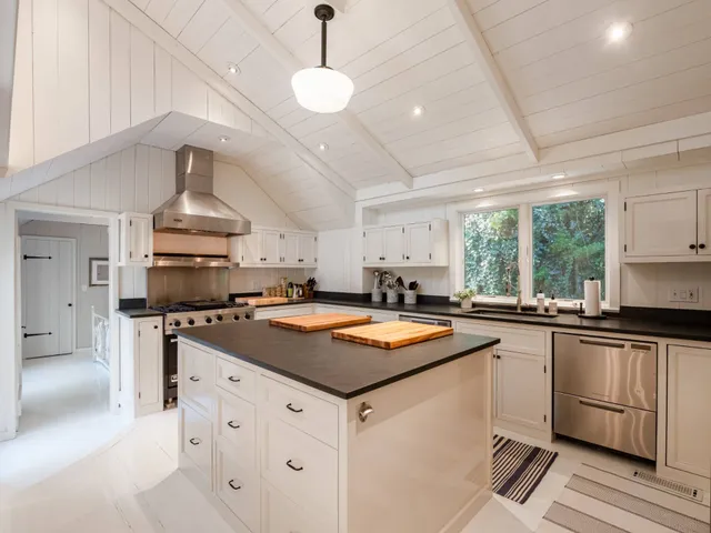 $4,500,000 | 51 Buell Lane, East Hampton, NY 11937