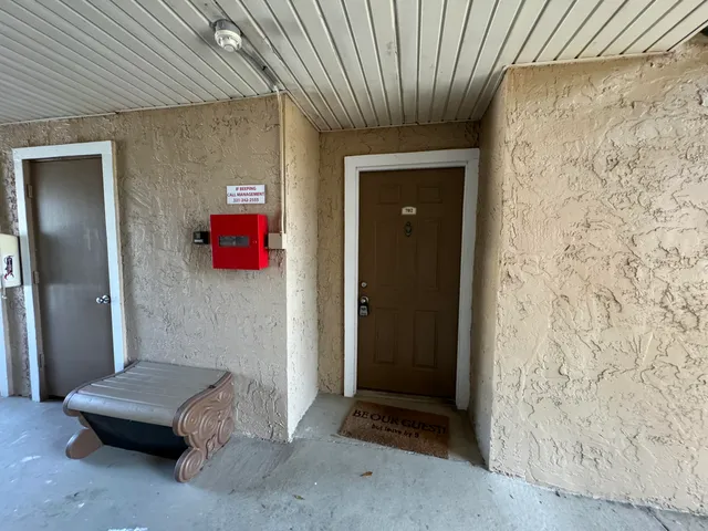 a view of entryway with furniture
