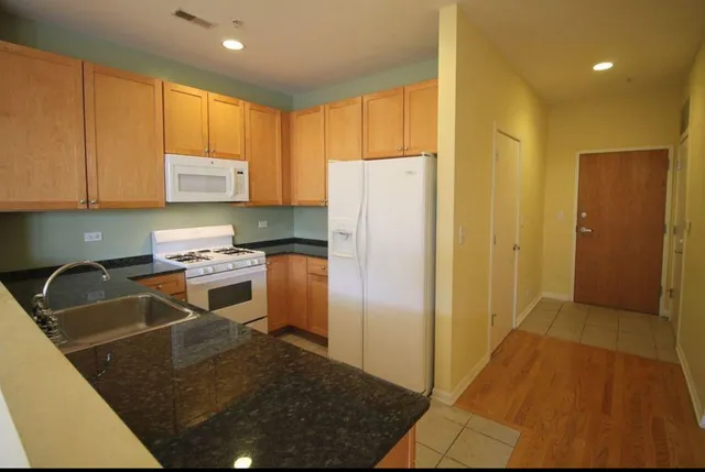 $2,100 | 915 South Oak Park Avenue, Unit 2B, Oak Park, IL 60304