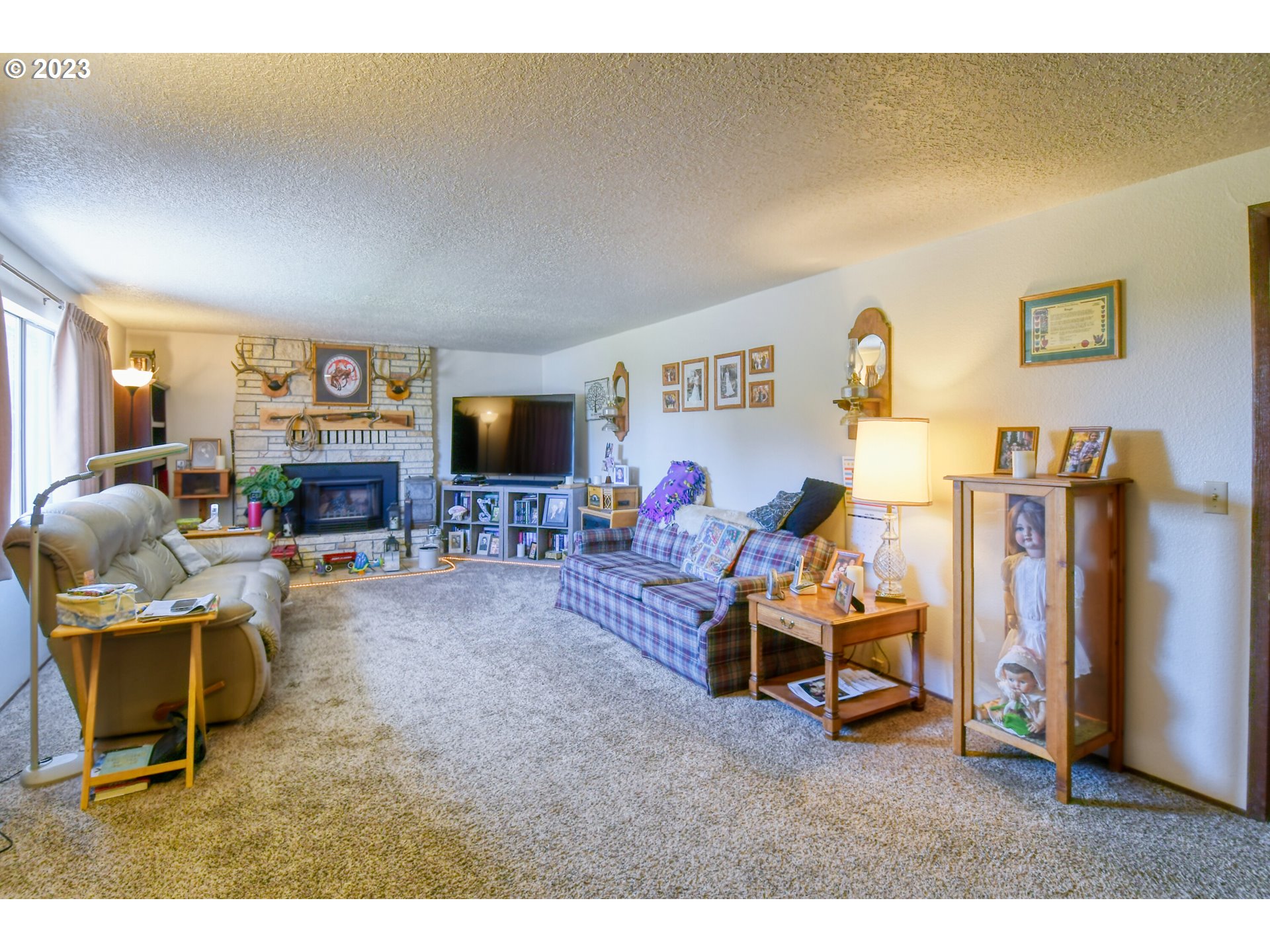 49414 County 1028 Road Pendleton, OR 97801 - Photo 17 of 48 a living room with furniture and a flat screen tv