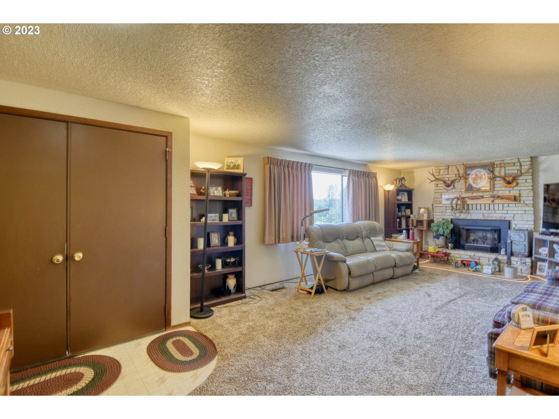 49414 County 1028 Road Pendleton, OR 97801 - Photo 18 of 48 a living room with furniture and a fireplace