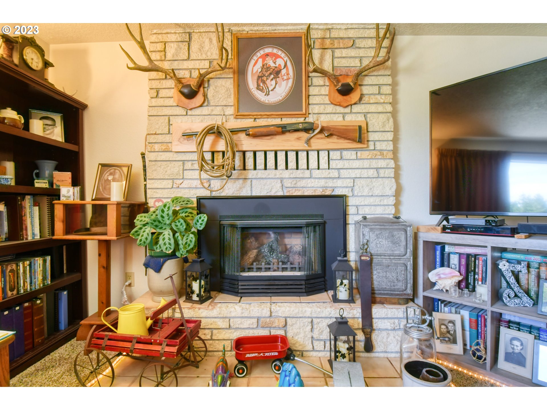 49414 County 1028 Road Pendleton, OR 97801 - Photo 24 of 48 a living room with furniture and a fireplace
