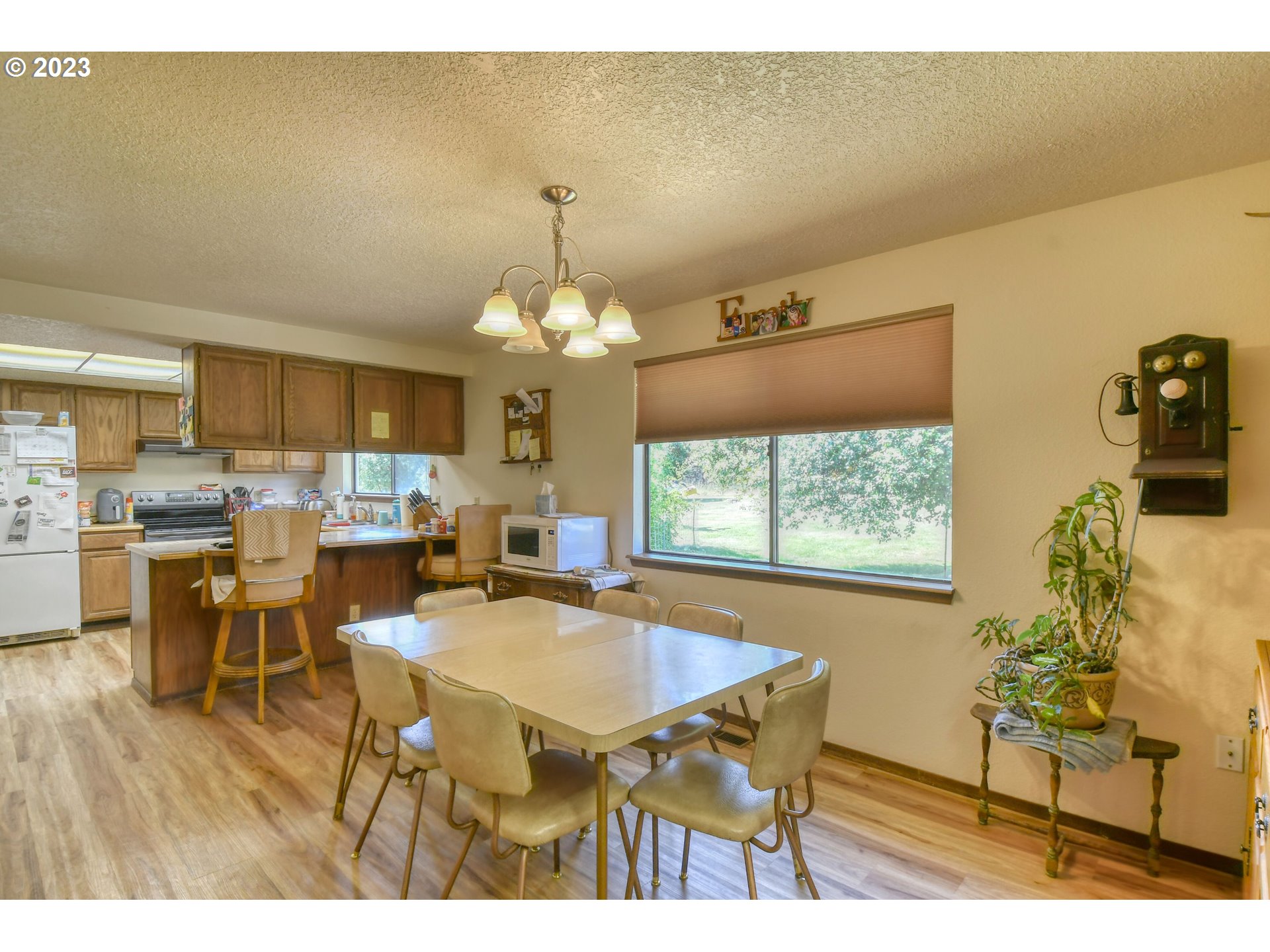 49414 County 1028 Road Pendleton, OR 97801 - Photo 25 of 48 a view of a dining room with furniture and chandelier