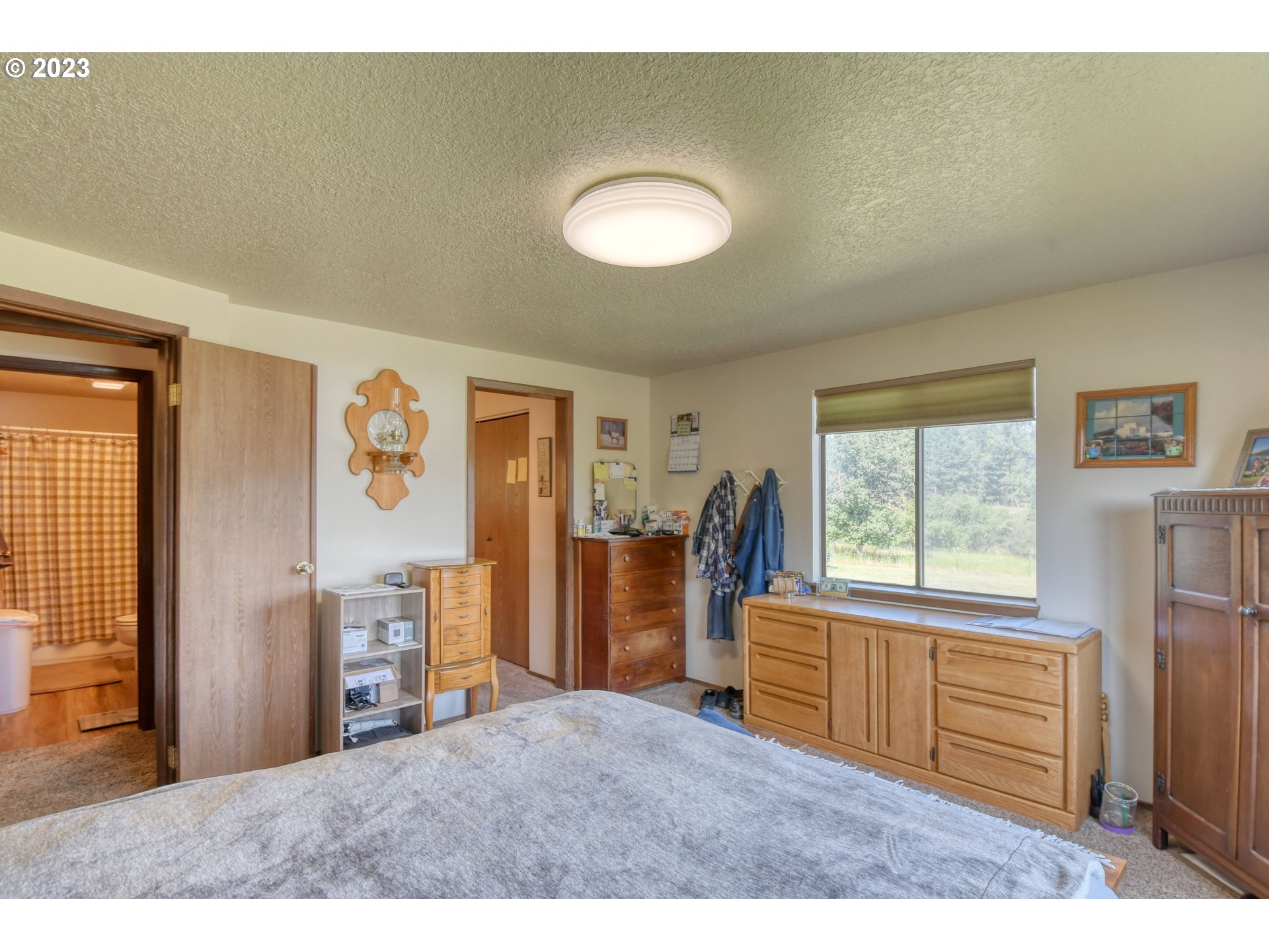 49414 County 1028 Road Pendleton, OR 97801 - Photo 29 of 48 a living room with furniture and a window