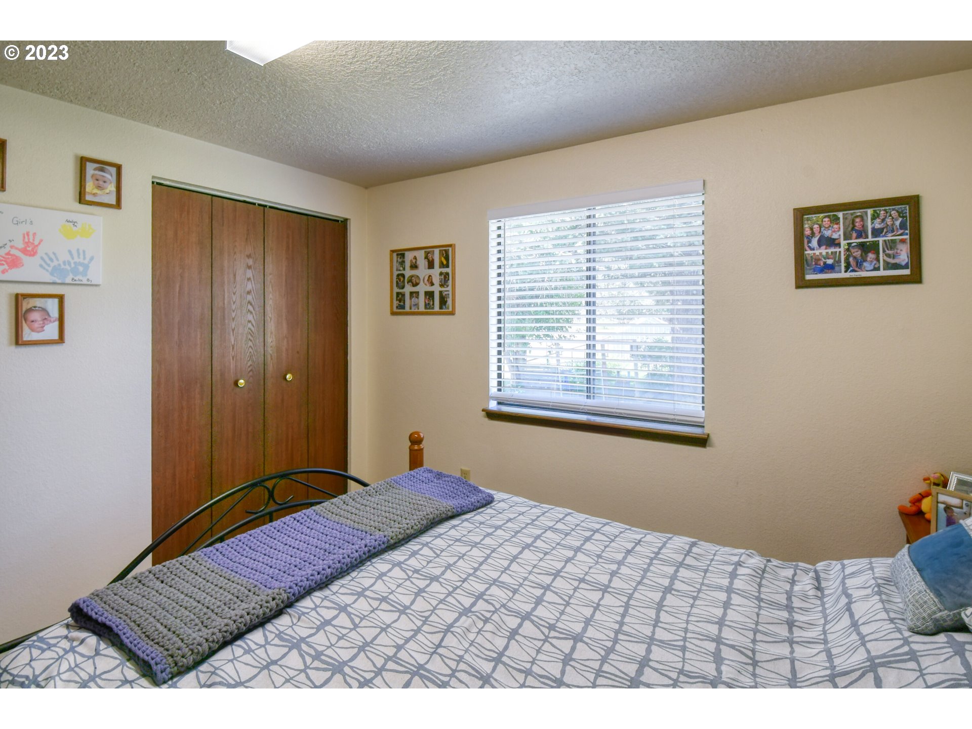 49414 County 1028 Road Pendleton, OR 97801 - Photo 36 of 48 a bedroom with a bed and a window