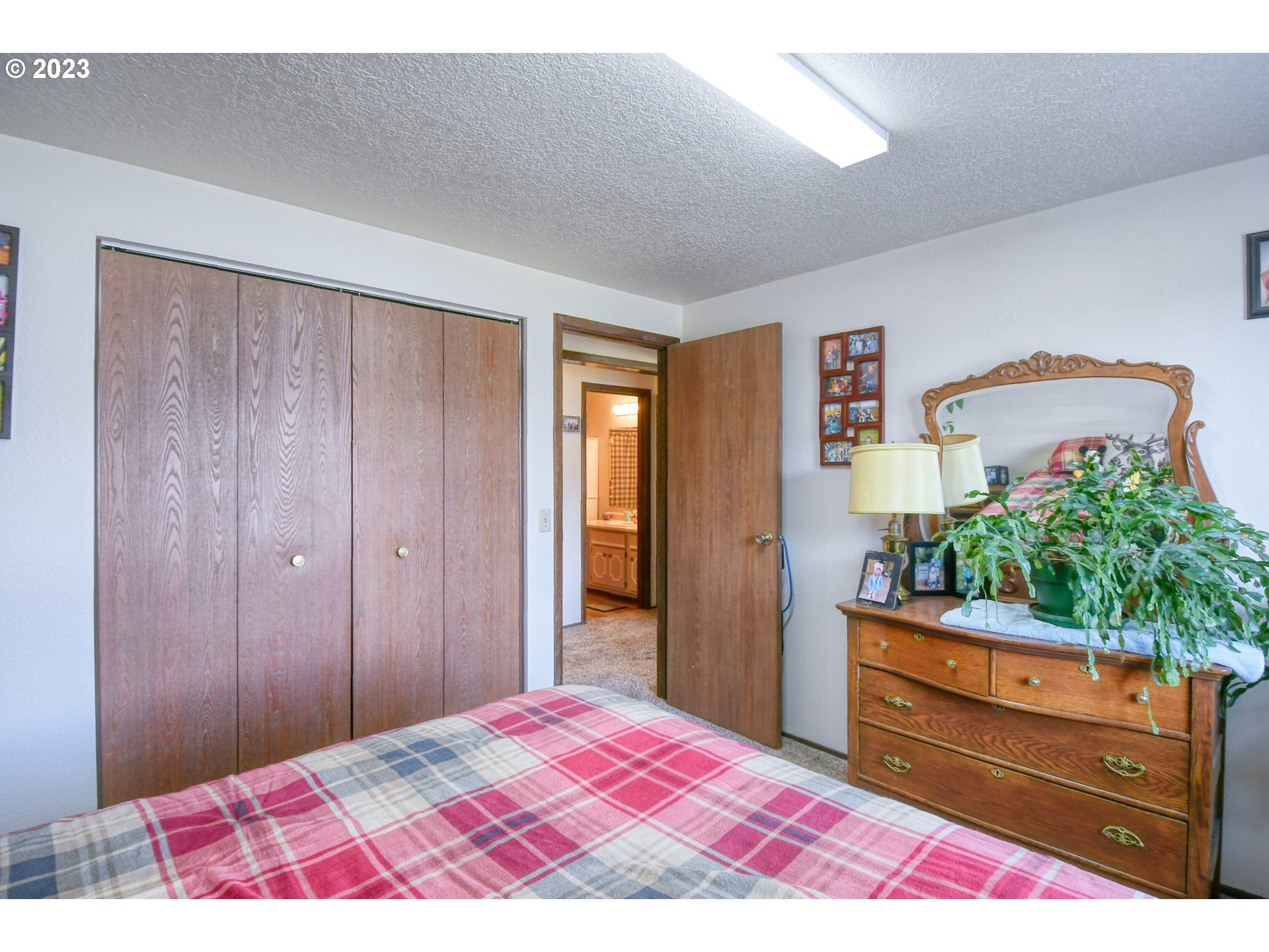 49414 County 1028 Road Pendleton, OR 97801 - Photo 37 of 48 a bedroom with a bed and a dresser in it