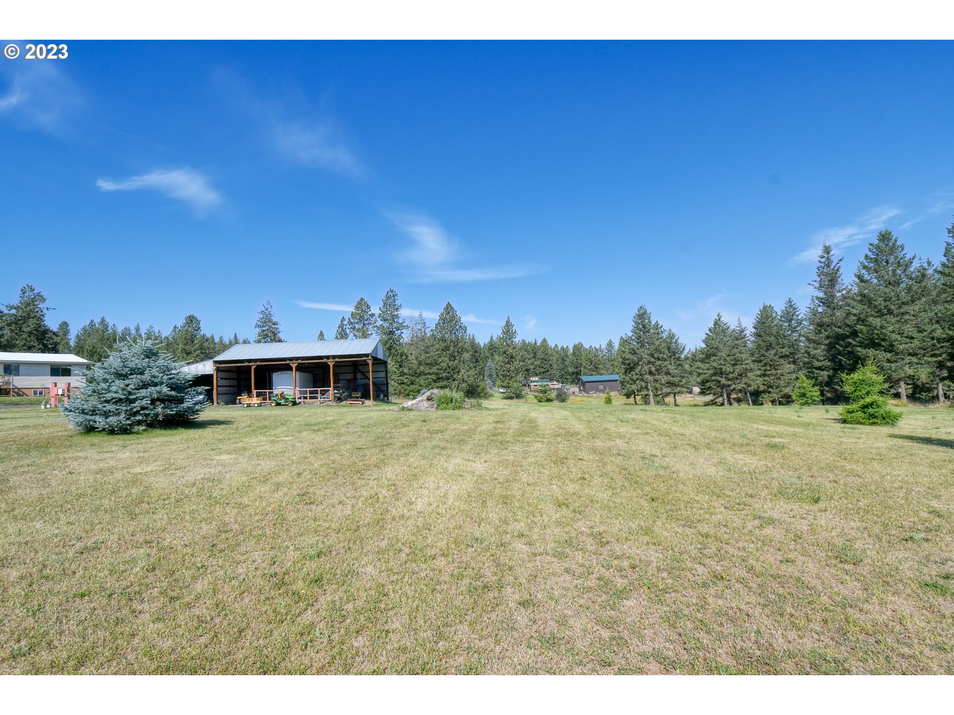 49414 County 1028 Road Pendleton, OR 97801 - Photo 45 of 48 a view of a big yard with an tree and a wooden fence
