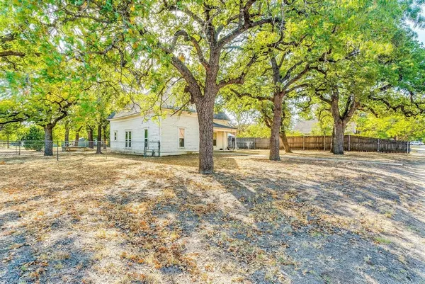 a view of a yard with a house