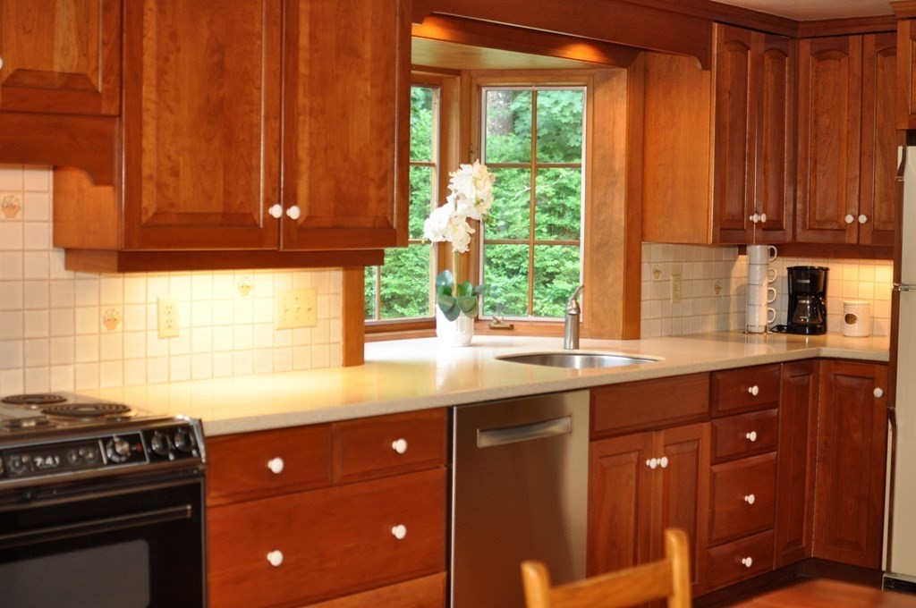 7 Thoreau Road Acton, MA 01720 - Photo 5 of 27
