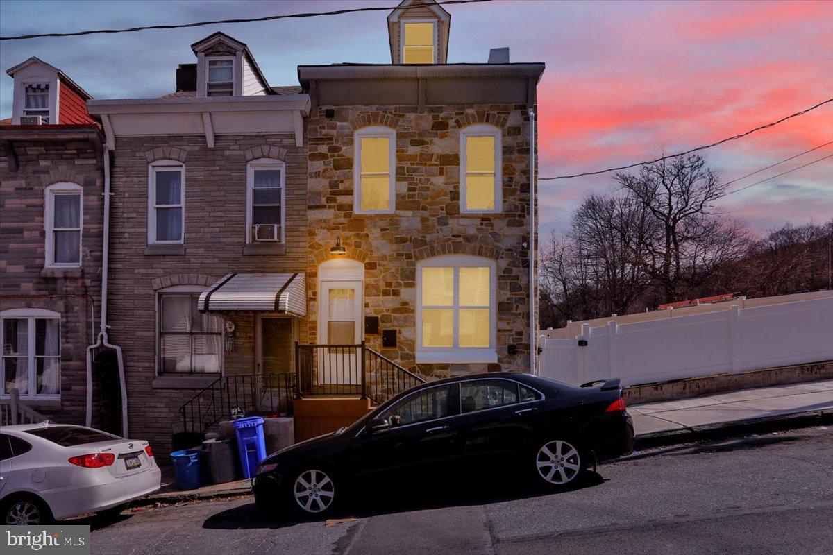 a car parked in front of a building