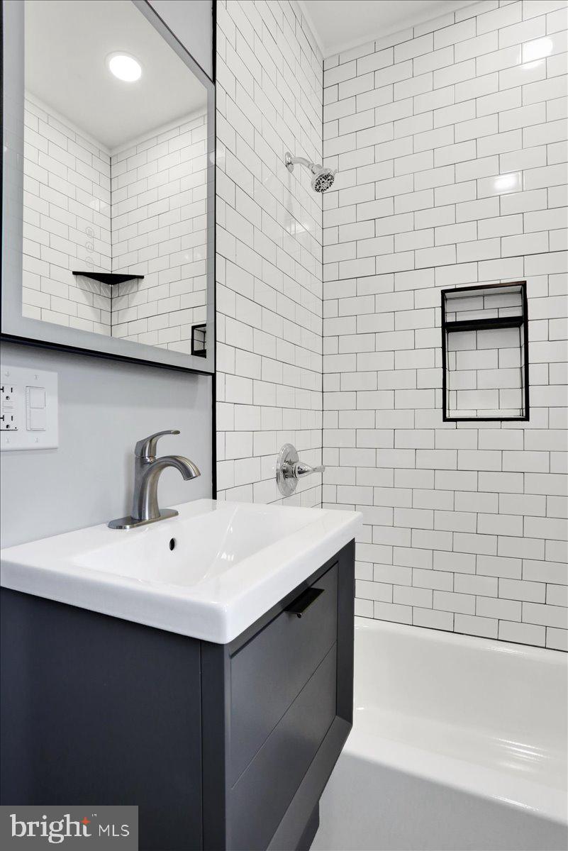 553 Wunder Street, Unit 2 Reading, PA 19602 - Photo 14 of 20 a bathroom with a sink and a bathtub