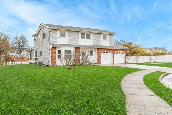 $679,000 | 24 Brooktree Circle, Lindenhurst, NY 11757