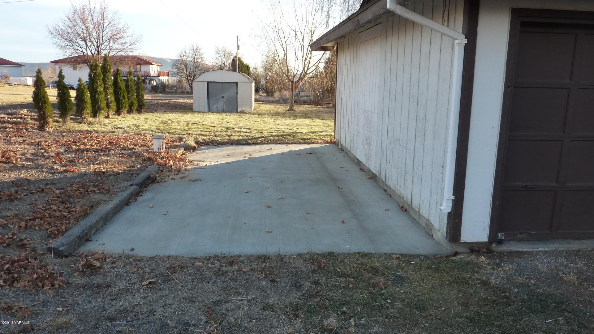 10030 Mieras Road Yakima, WA 98901 - Photo 20 of 23 a view of a entrance gate of a house