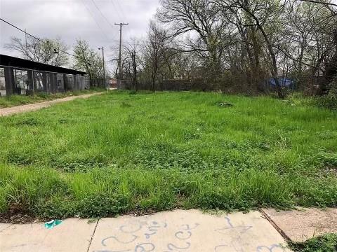 3016 Myrtle Street Dallas, TX 75215 - Photo 4 of 5 a backyard of a house with lots of green space