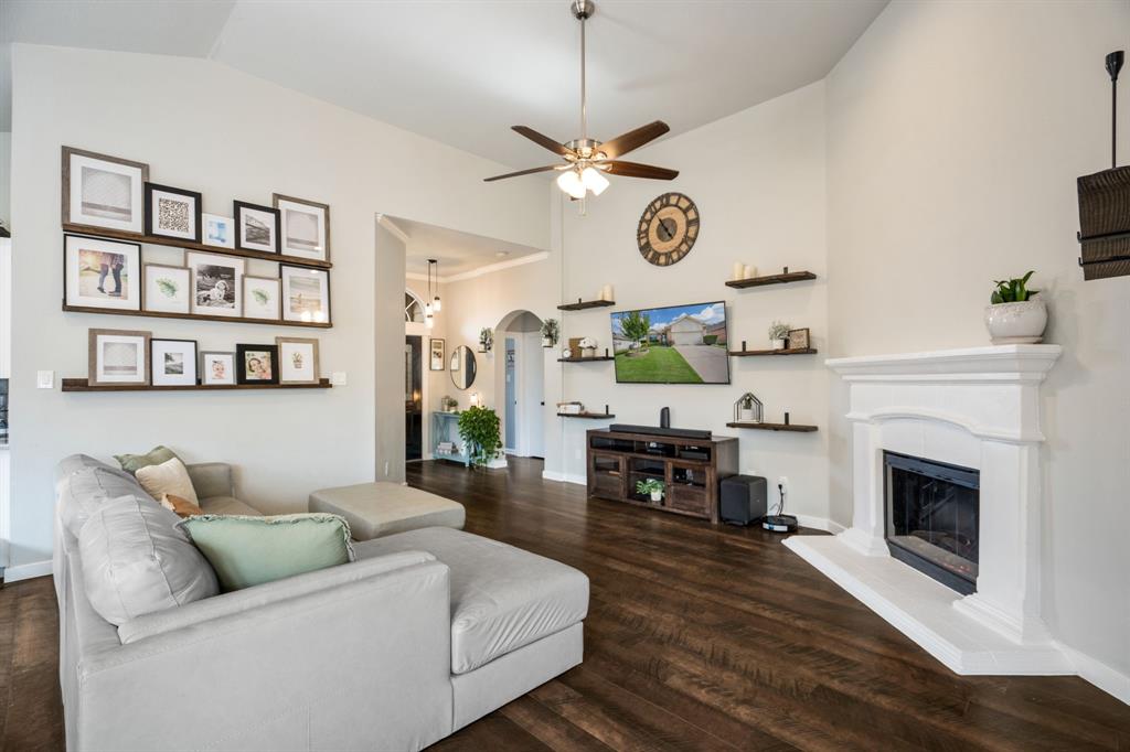 817 Rio Bravo Drive Fort Worth, TX 76052 - Photo 3 of 27