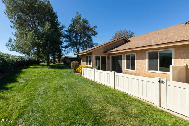 a view of a house with backyard and garden