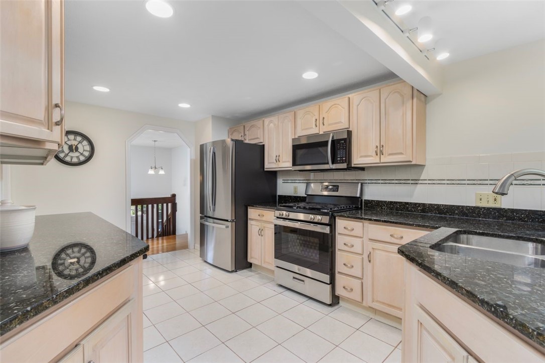 123 Hines Farm Road Cranston, RI 02921 - Photo 10 of 38