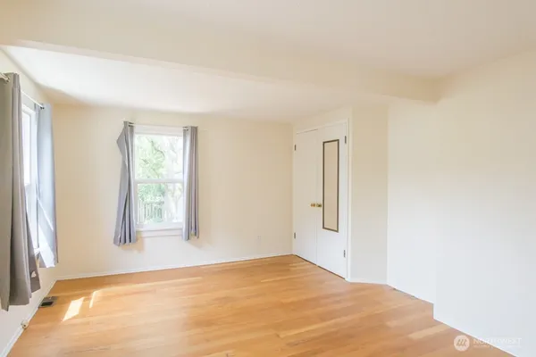 $3,795 | 2149 5th Avenue West, Seattle, WA 98119
