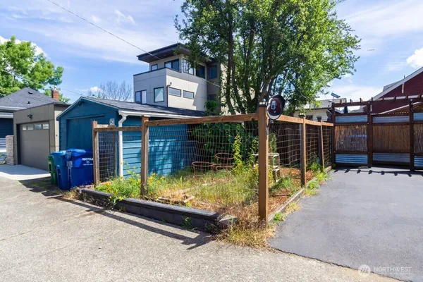 $3,795 | 2149 5th Avenue West, Seattle, WA 98119