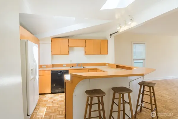 $3,795 | 2149 5th Avenue West, Seattle, WA 98119
