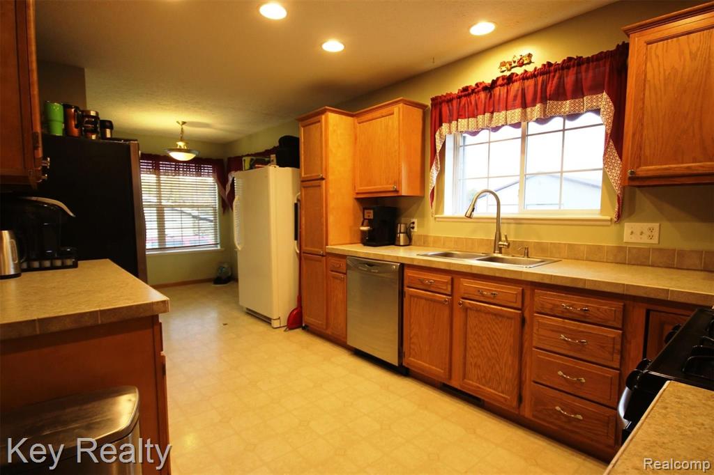 6308 Hivon Road Carleton, MI 48117 - Photo 10 of 35