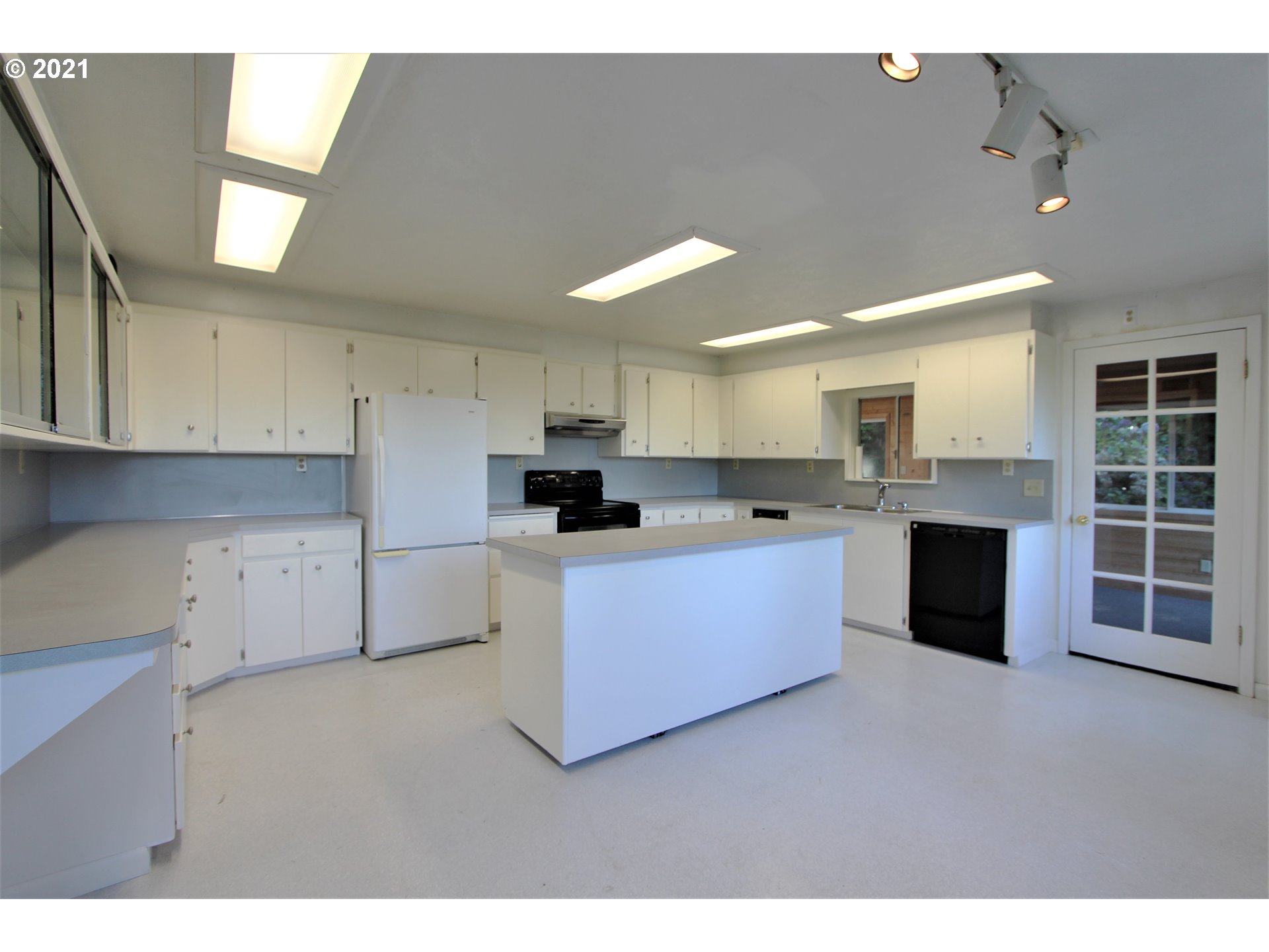 66523 East Bay Road North Bend, OR 97459 - Photo 2 of 16 Gallery Image 2