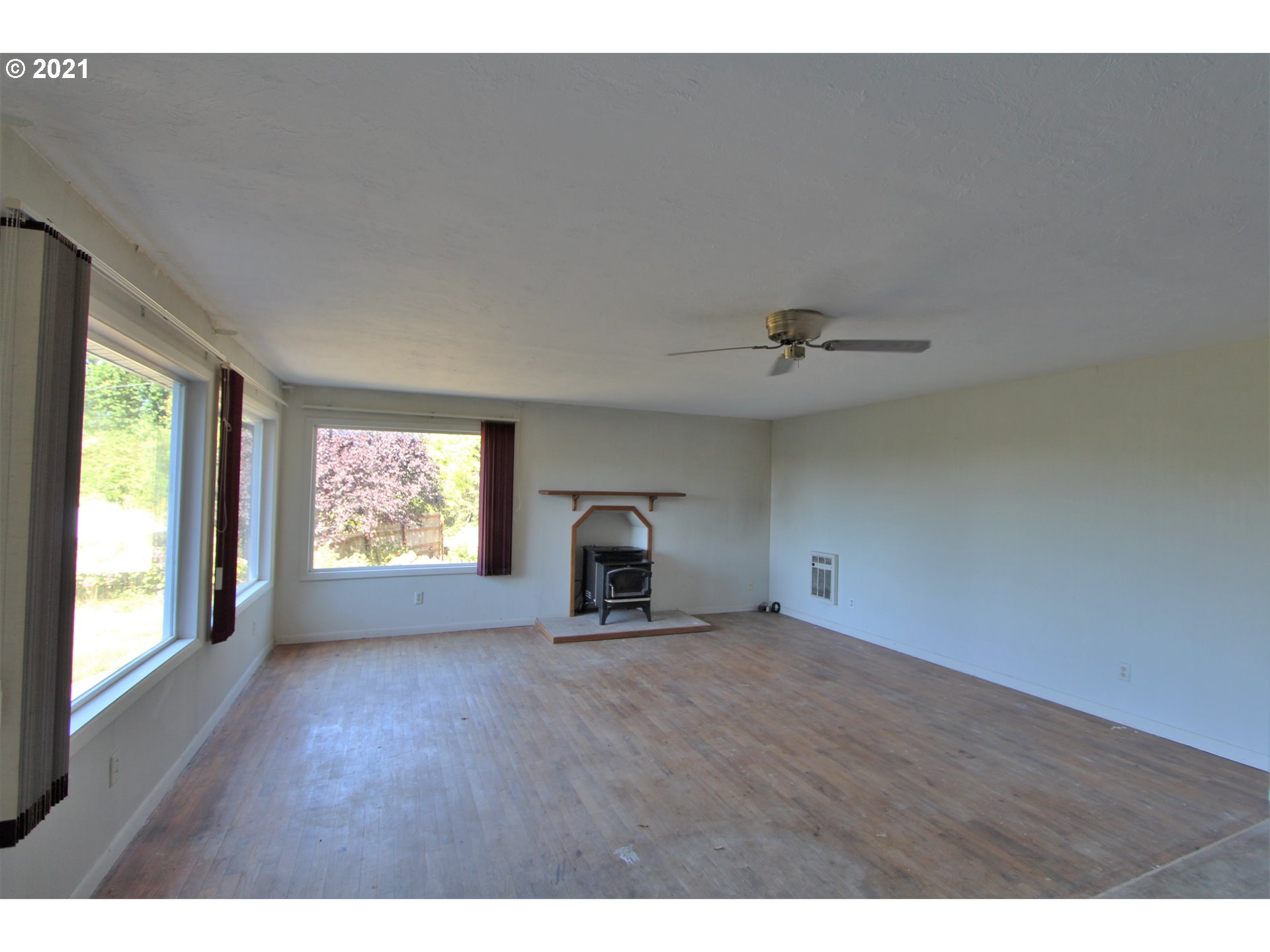 66523 East Bay Road North Bend, OR 97459 - Photo 4 of 16 Gallery Image 4