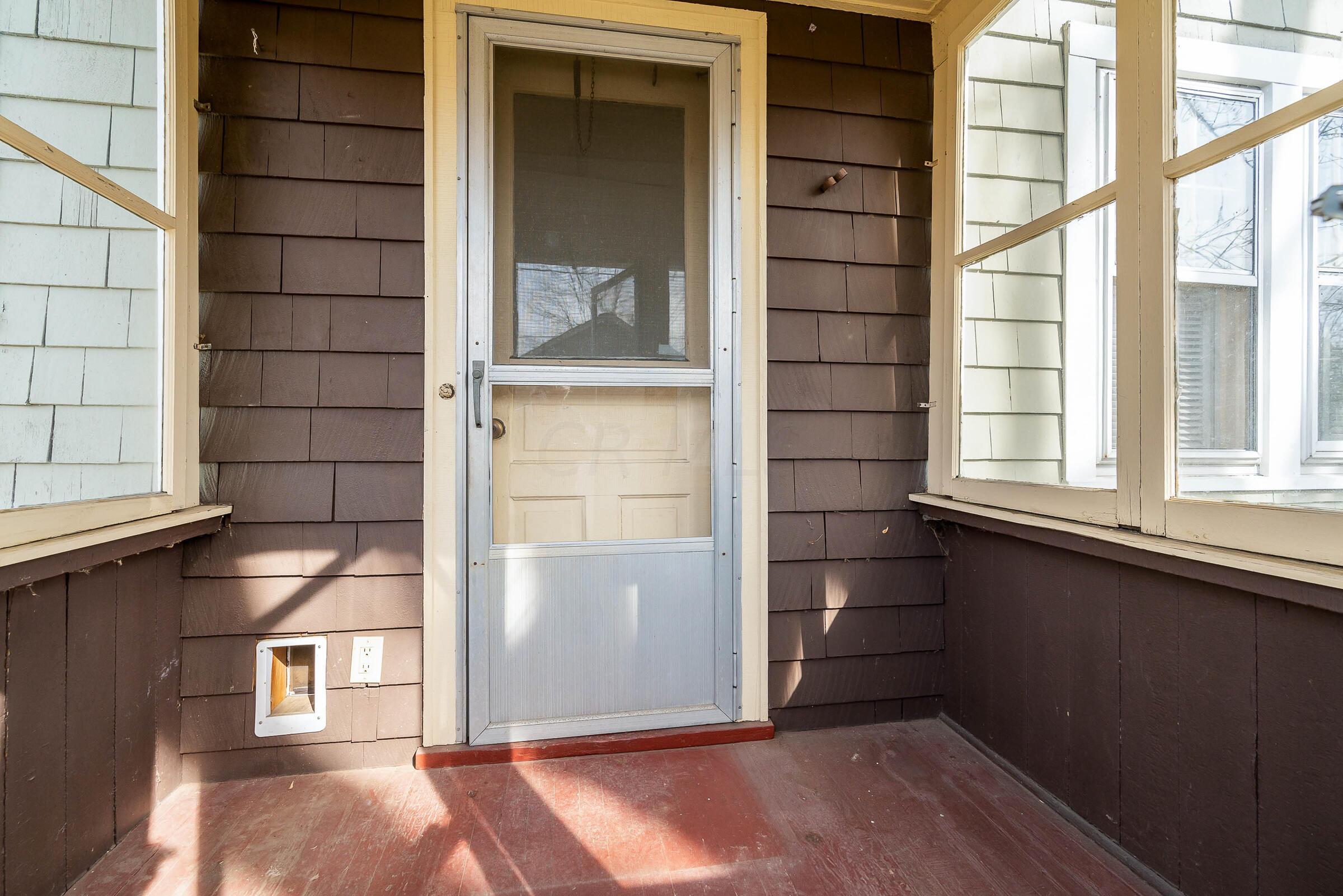 519 East Tulane Road Columbus, OH 43202 - Photo 30 of 38 Enclosed back porch or mudroom