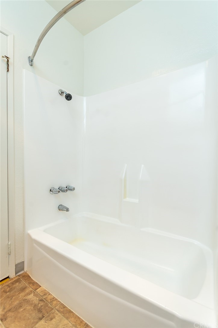 8865 Independence Avenue, Unit 26 Canoga Park, CA 91304 - Photo 28 of 40 a bathroom with a bathtub