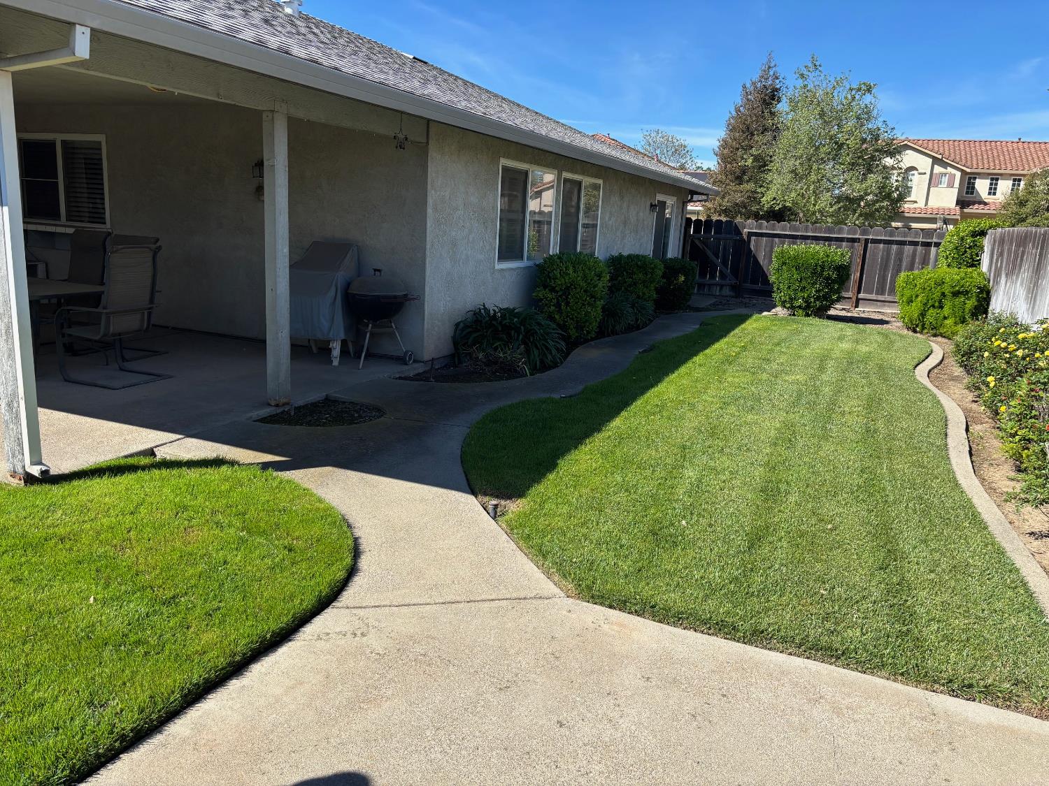 1691 Davis Street Ripon, CA 95366 - Photo 21 of 22 a view of a back yard of the house