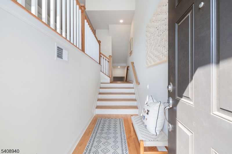 4 Marigold Court Warren, NJ 07059 - Photo 2 of 28