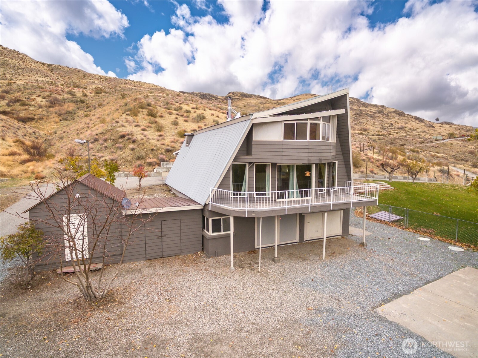 110 Bill Shaw Road Pateros, WA 98846 - Photo 2 of 39 a front view of a house with a yard