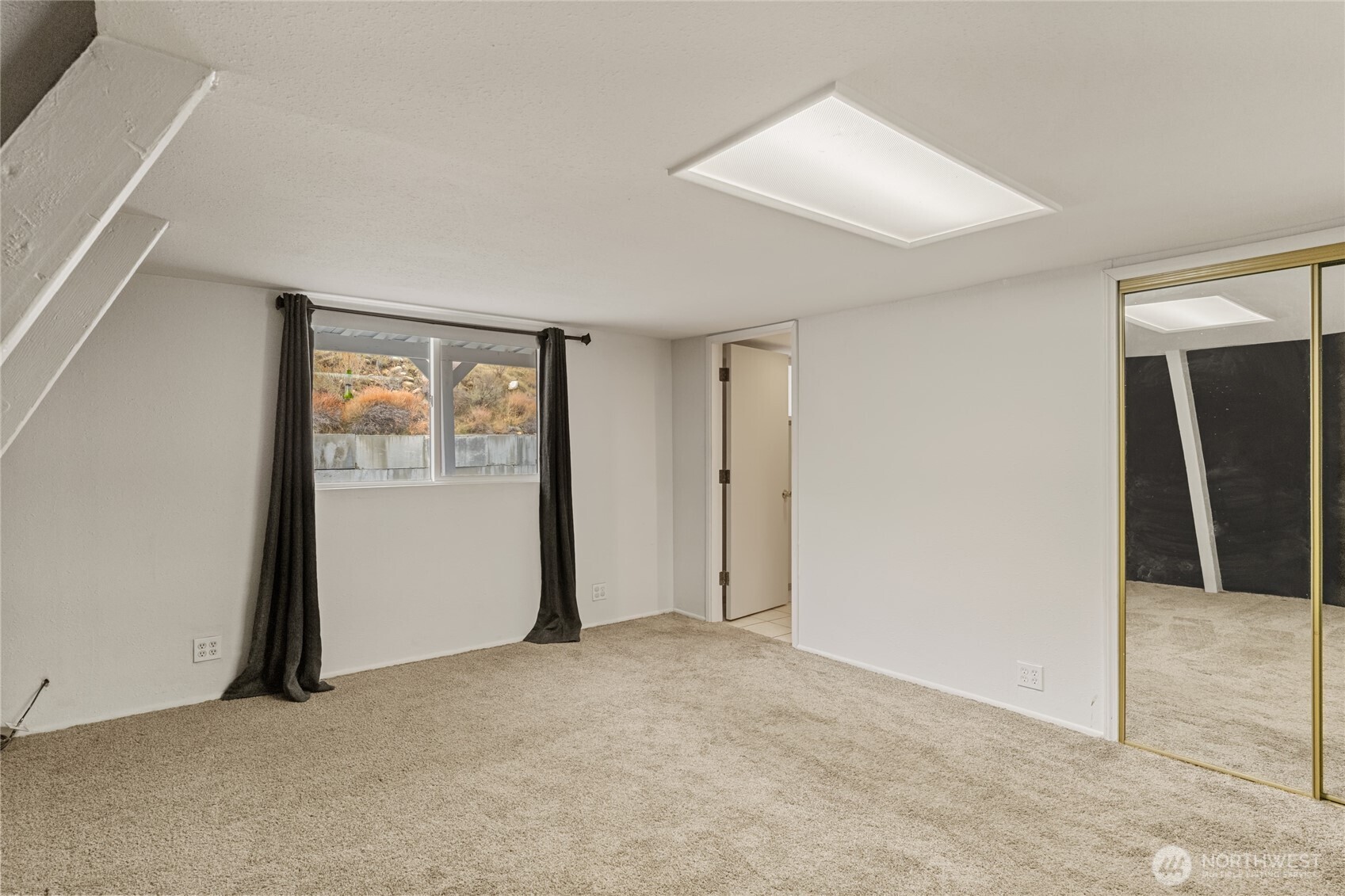 110 Bill Shaw Road Pateros, WA 98846 - Photo 21 of 39 an empty room with windows and closet