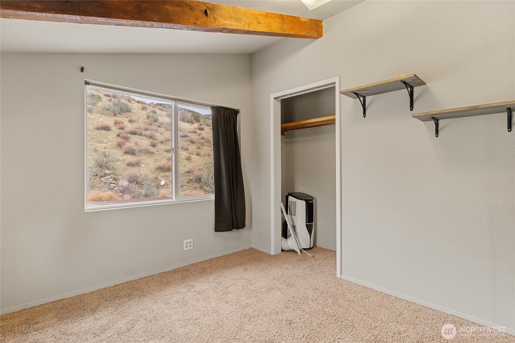 110 Bill Shaw Road Pateros, WA 98846 - Photo 32 of 39 a view of a livingroom with a large window