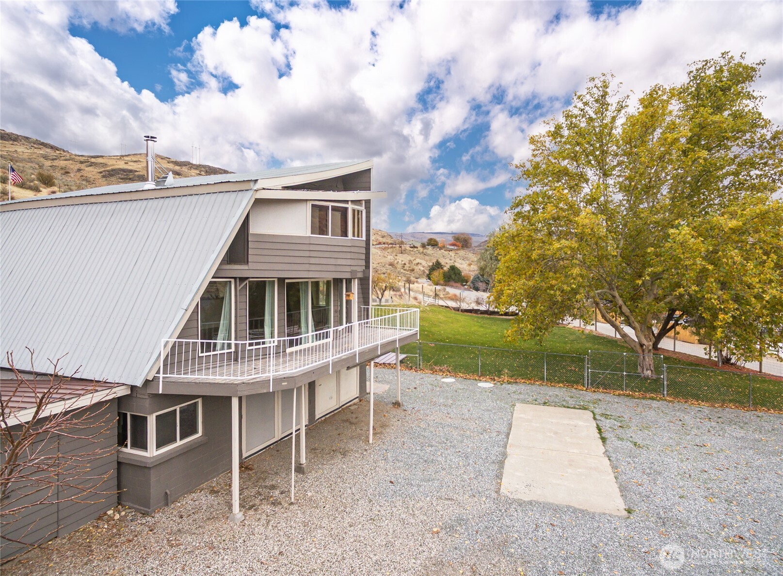 110 Bill Shaw Road Pateros, WA 98846 - Photo 5 of 39 a view of a house with a yard