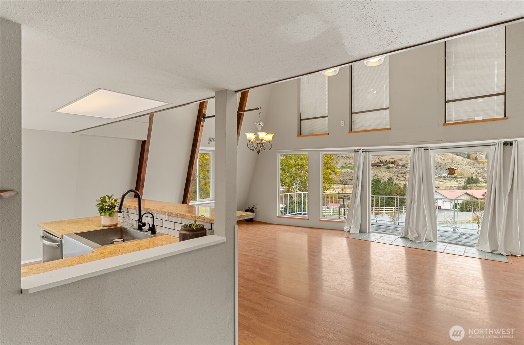 110 Bill Shaw Road Pateros, WA 98846 - Photo 8 of 39 a view of an entryway with wooden floor