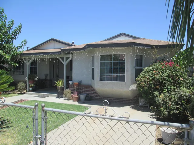 a front view of house with yard