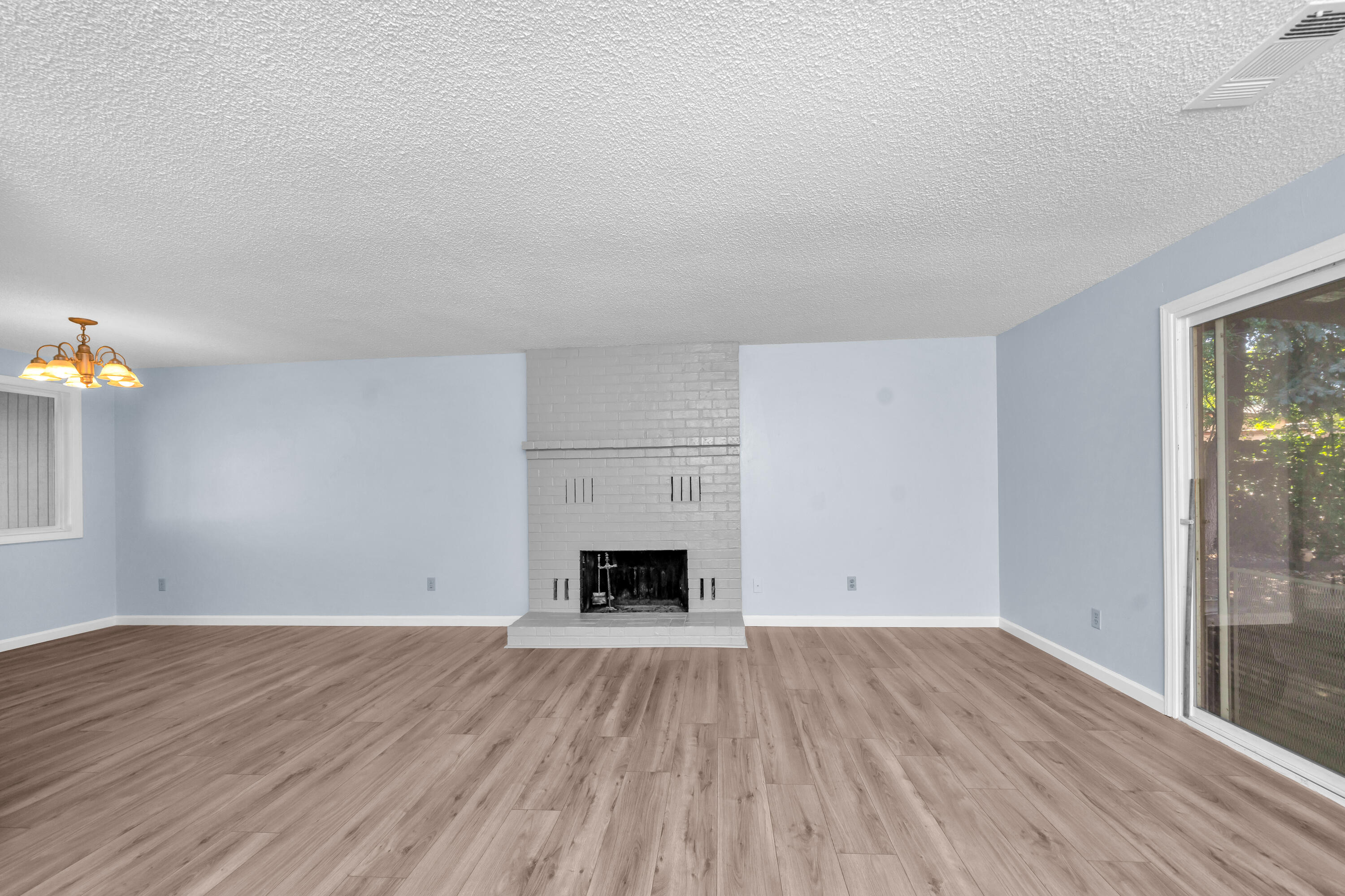 2606 Delta Waters Road Medford, OR 97504 - Photo 8 of 33 Living Room