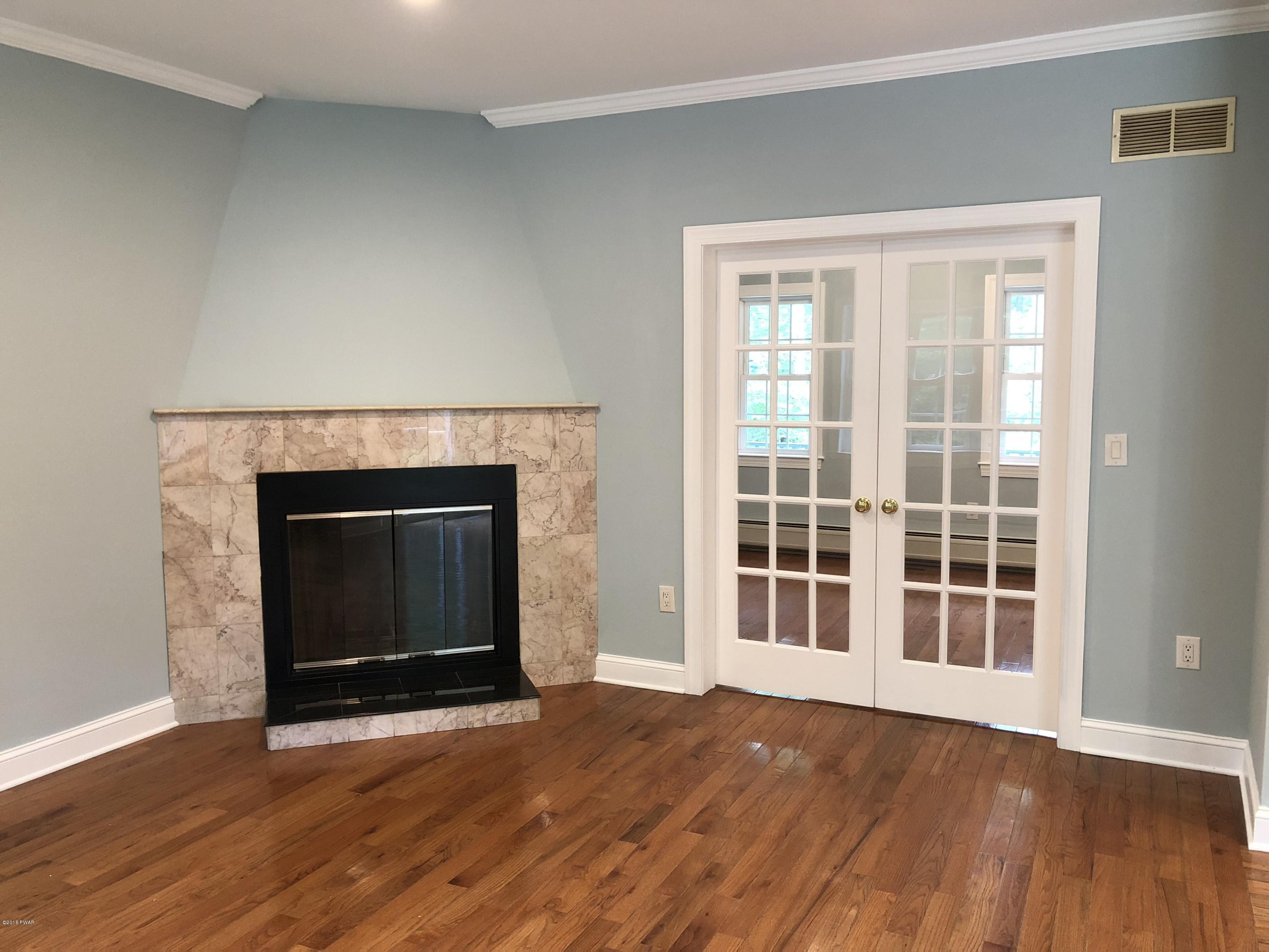 104 Seminole Road Shohola, PA 18458 - Photo 12 of 41 12 Family room