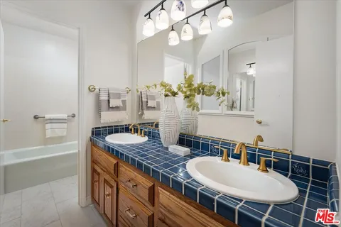 $2,195,000 | 3770 Whiting Manor Lane, Glendale, CA 91208