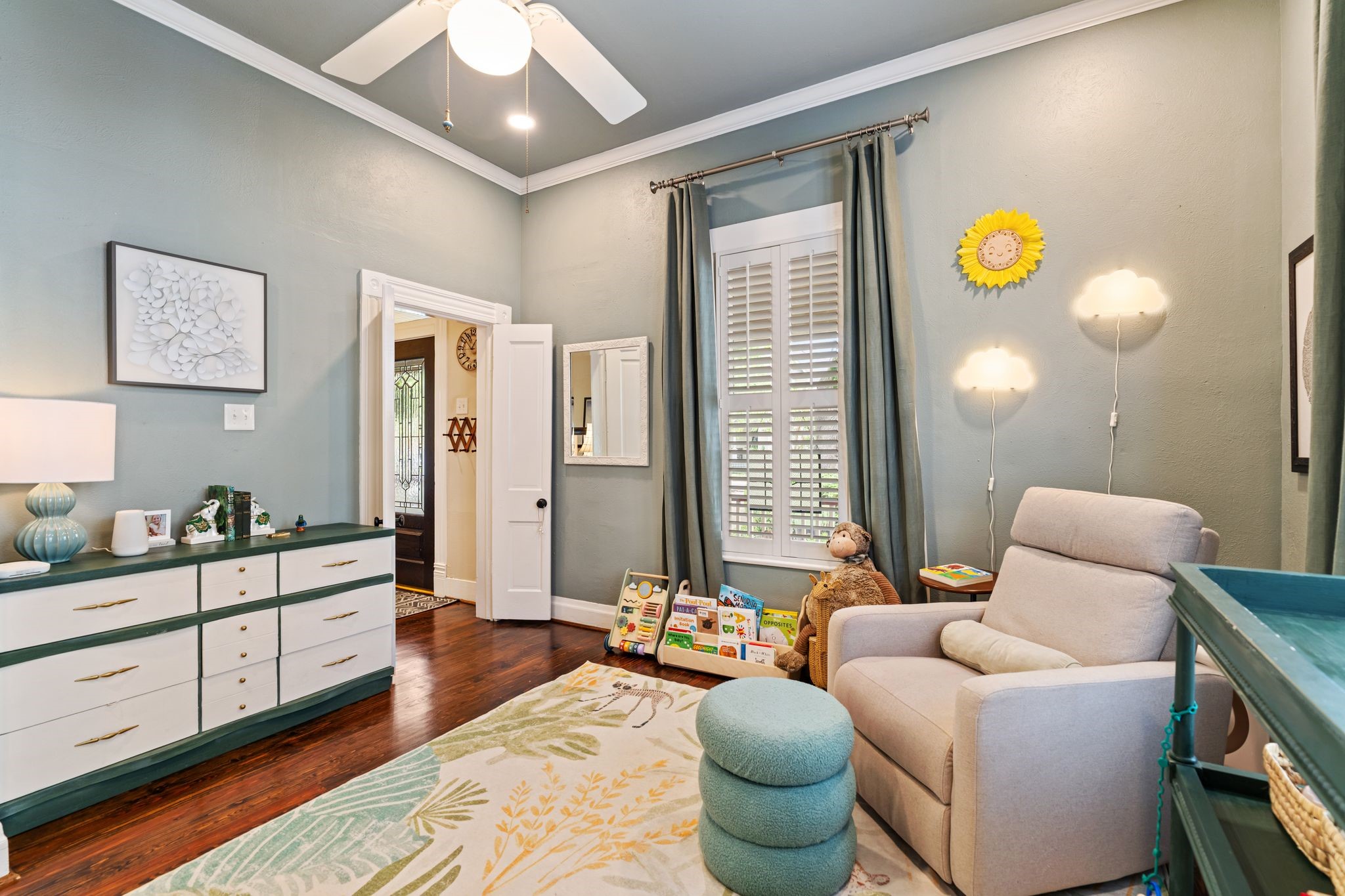 1421 Columbia Street Houston, TX 77008 - Photo 19 of 32 a spacious bedroom with a bed and window