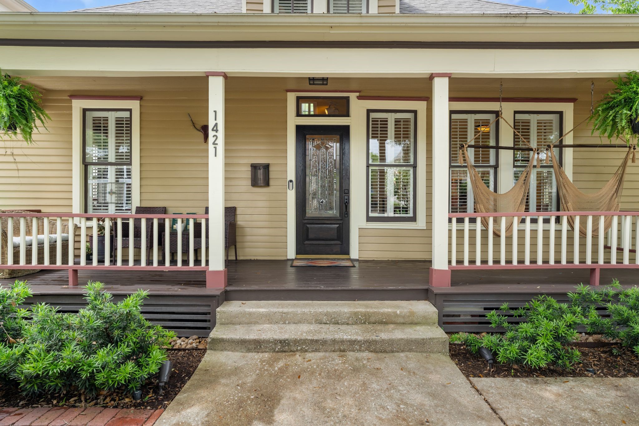 1421 Columbia Street Houston, TX 77008 - Photo 2 of 32 front view of a house