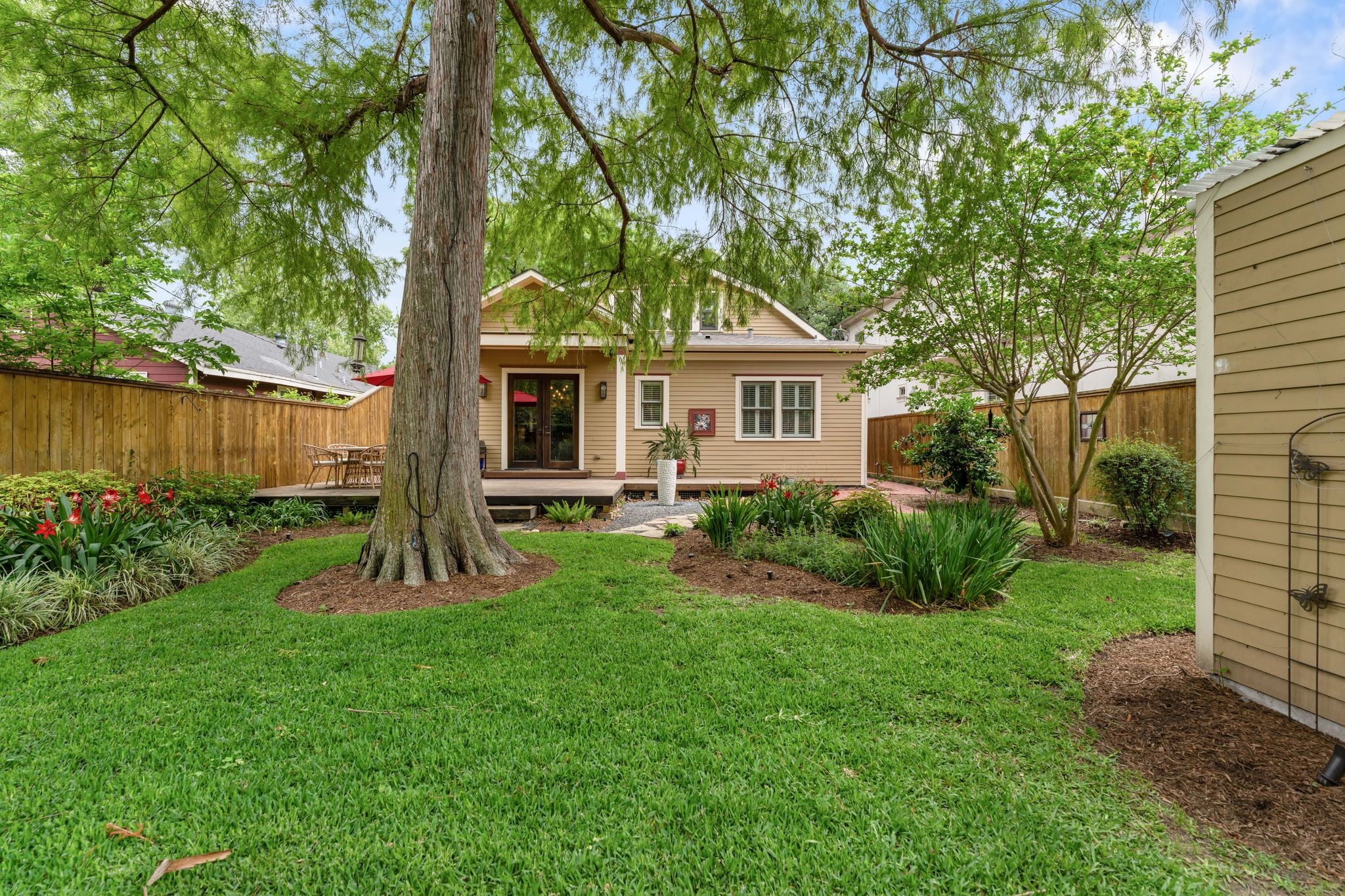 1421 Columbia Street Houston, TX 77008 - Photo 27 of 32 a front view of a house with garden