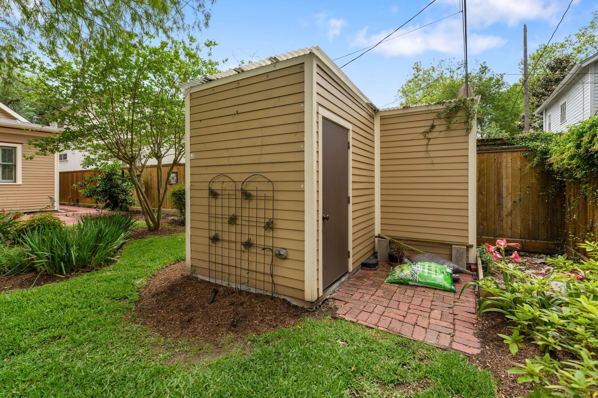 1421 Columbia Street Houston, TX 77008 - Photo 28 of 32 a view of a back yard of the house