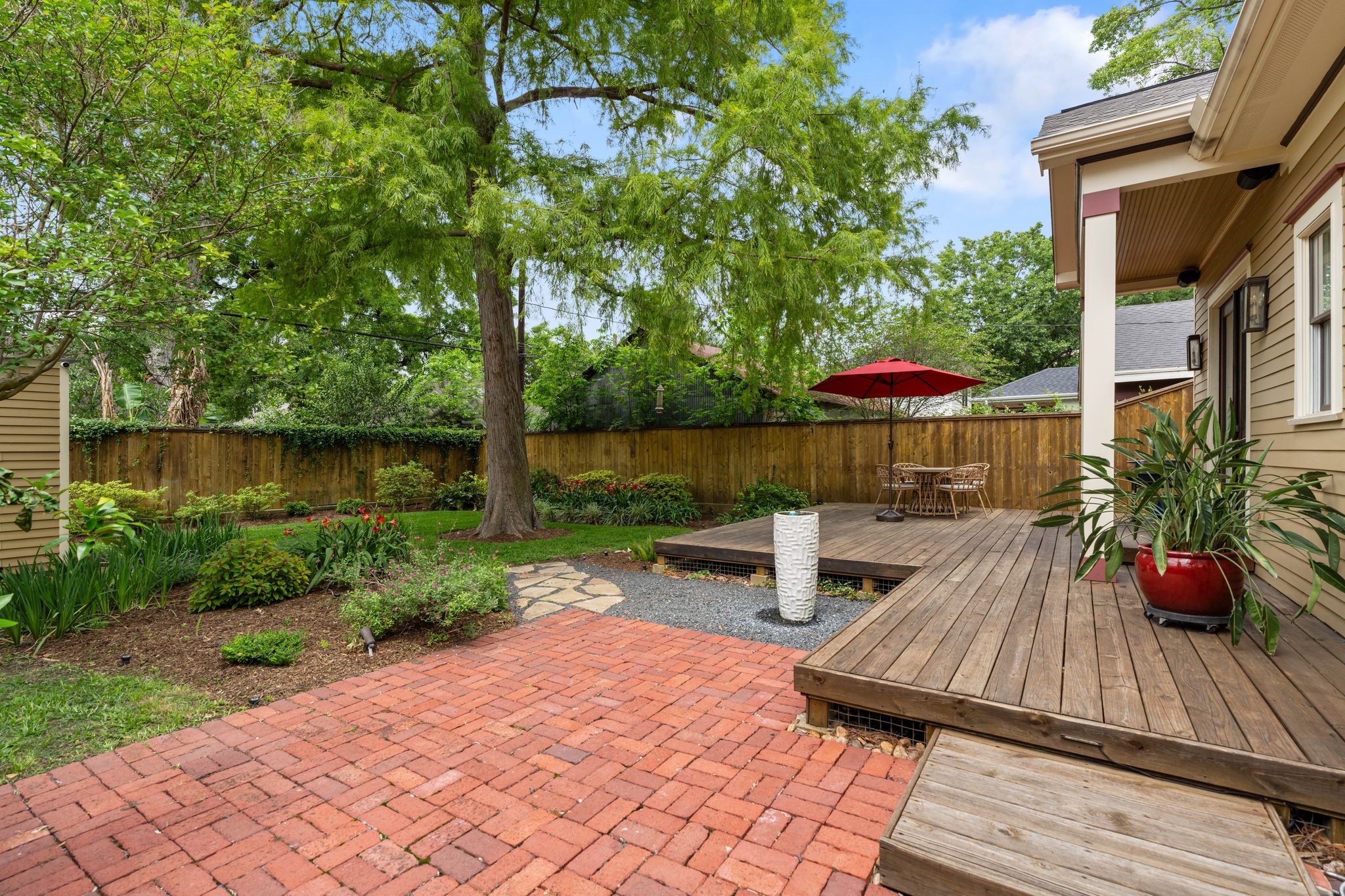 1421 Columbia Street Houston, TX 77008 - Photo 30 of 32 a view of a table and chairs on the deck