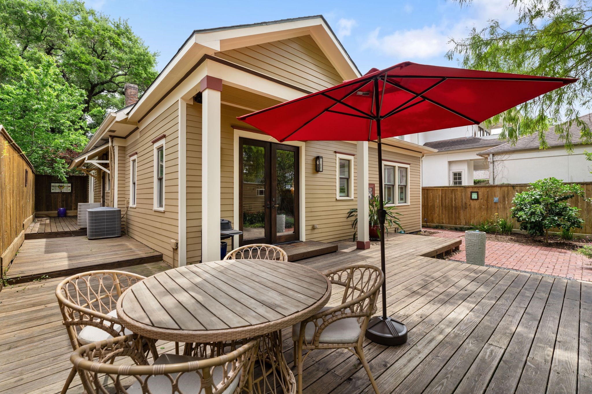 1421 Columbia Street Houston, TX 77008 - Photo 31 of 32 a patio with table and chairs under an umbrella