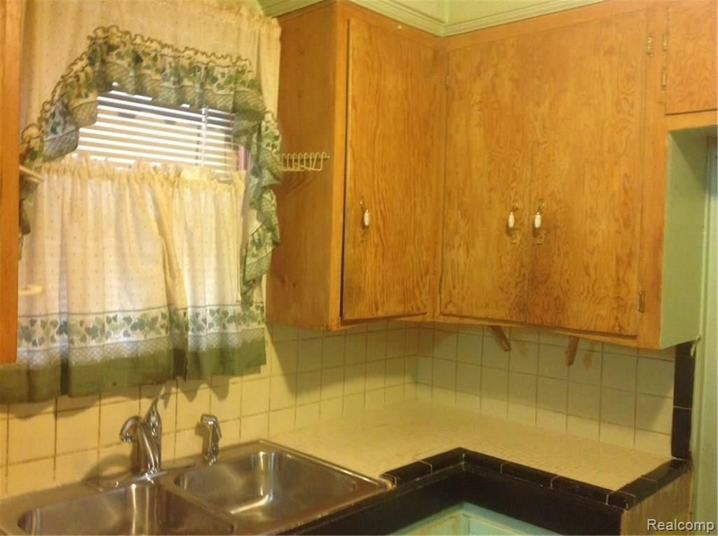 18430 Meyers Road Detroit, MI 48235 - Photo 3 of 4