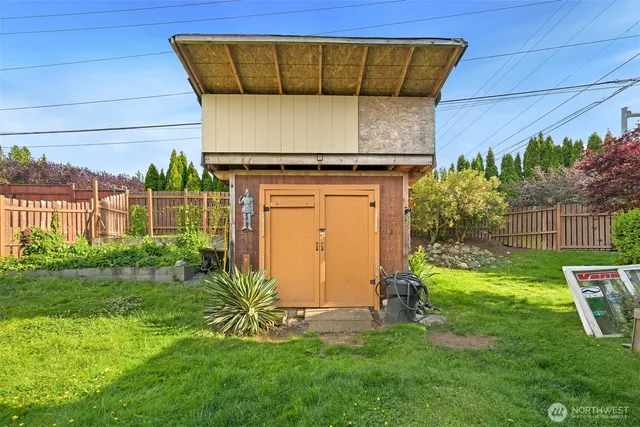 a view of a yard with plants