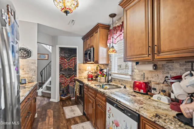 $320,000 | 15 Stirrup Drive, East Greenbush, NY 12061