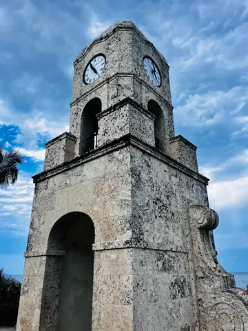 a close view of a fireplace in the room